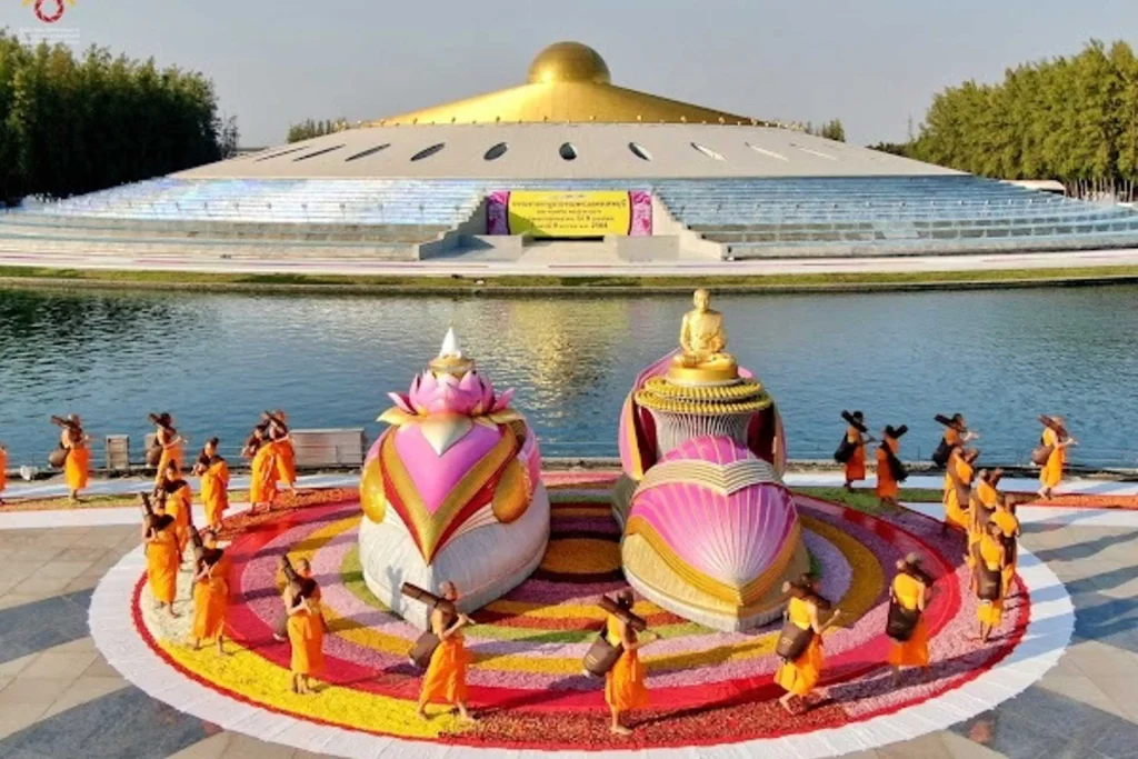 Wat Paknam Bhasicharoen temple grounds